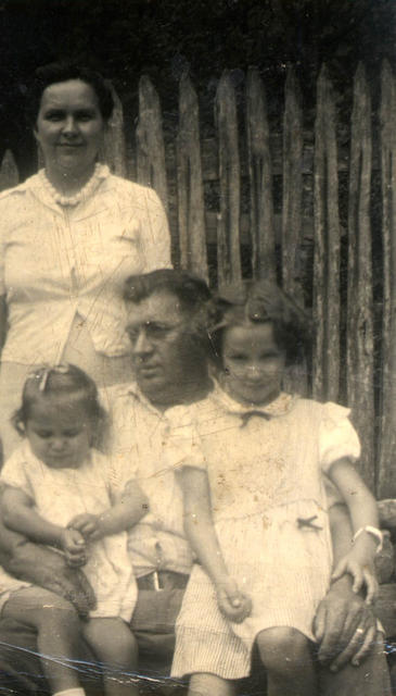 Telia, Lakie, Bill, Ruth 1945