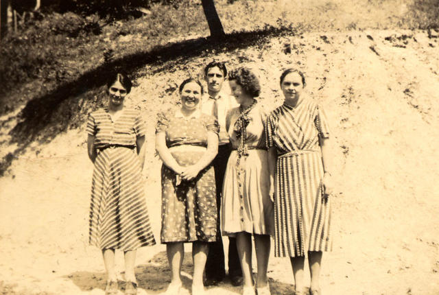 Oma Dials Muncy, Lena Jude Muncy, Taft Moore, Vina Horn Muncy, Telia Muncy