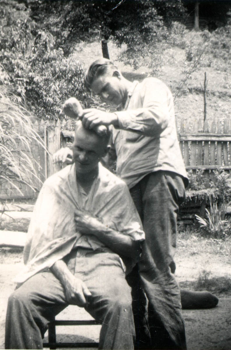 Tee cutting Os's hair